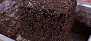 Bolo de chocolate fofinho e molhadinho: irresistível quente ou gelado!